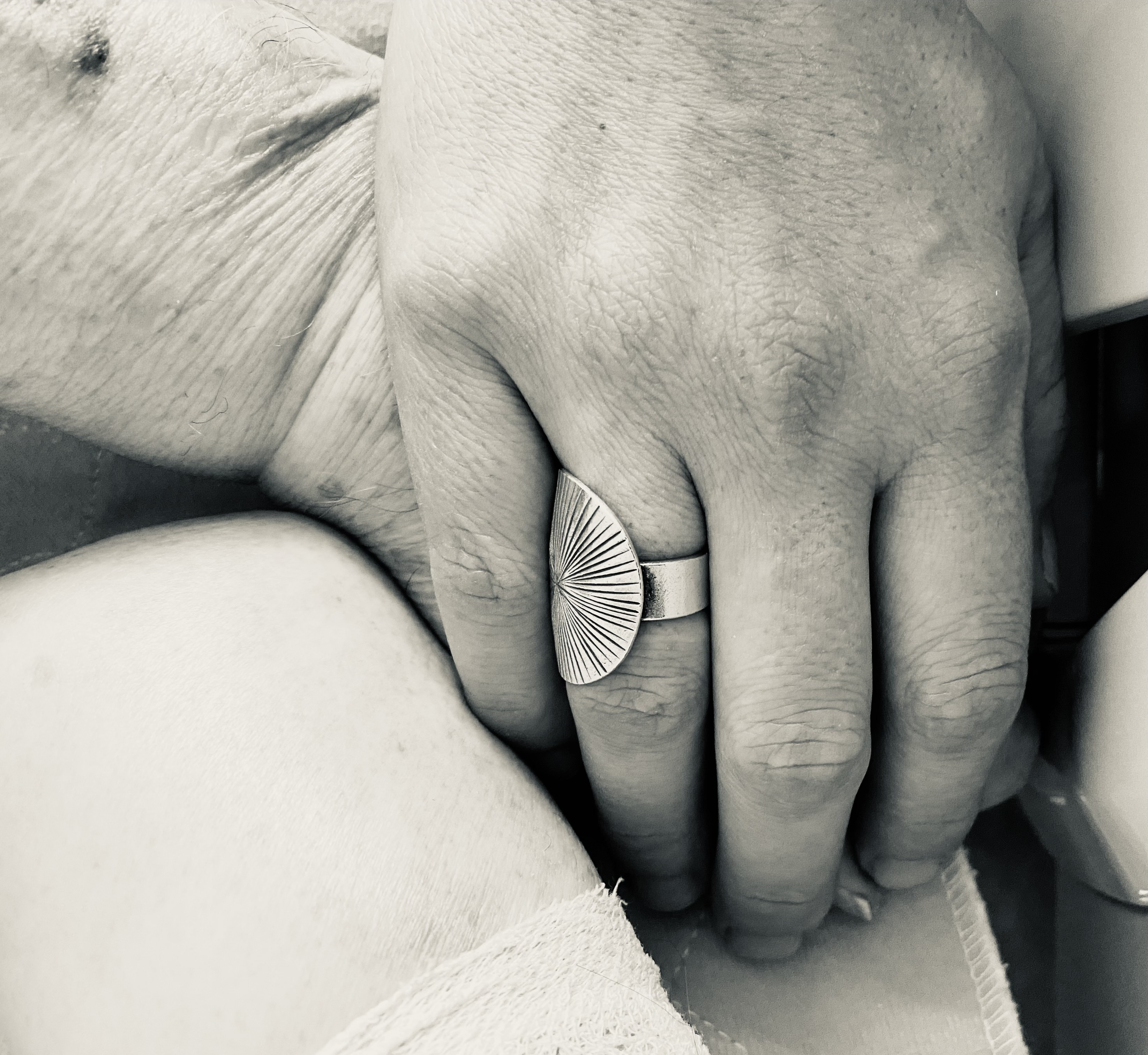 Nahaufnahme einer Hand, die einen Menschen sanft berührt – Symbol für Nähe, Begleitung und Abschiednehmen.